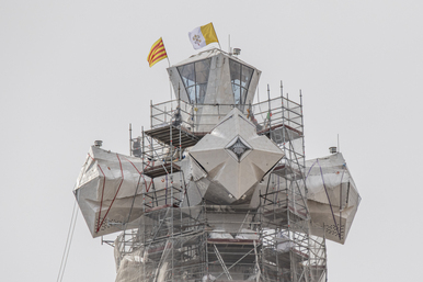Una creu que arriba al cel de Barcelona