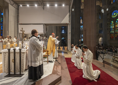 La Sagrada Familia celebra una misa de ordenación diaconal