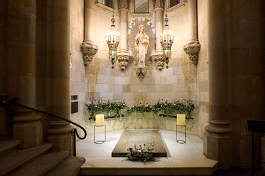 La Sagrada Família commemora el centenari de la mort d’Antoni Gaudí amb una ofrena floral a la seva tomba