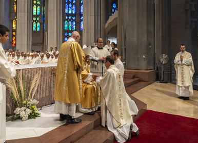 La Sagrada Familia celebra una misa de ordenación sacerdotal