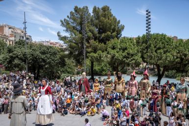 La cultura popular homenatja Gaudí amb una desfilada de gegants
