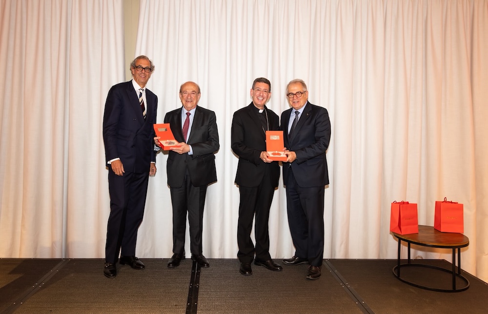 La Junta Constructora de la Sagrada Familia y su presidente nato, el cardenal Joan Josep Omella, Arzobispo de Barcelona, reciben el Premio Amigo del Passeig de Gràcia.