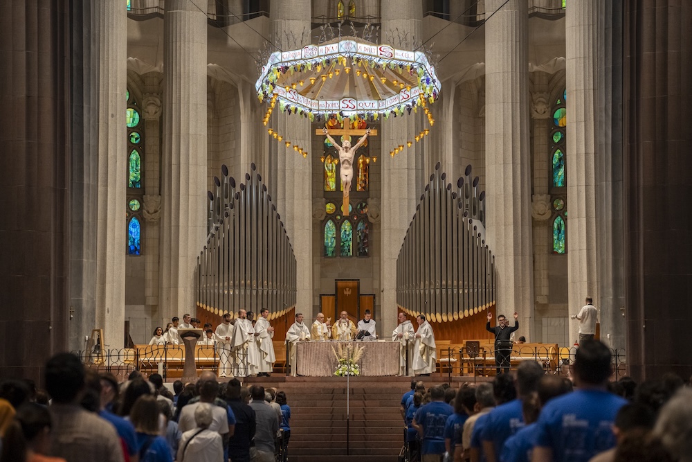 Els voluntaris de la visita apostòlica del Sant Pare a Barcelona es retroben en una missa a la Sagrada Família