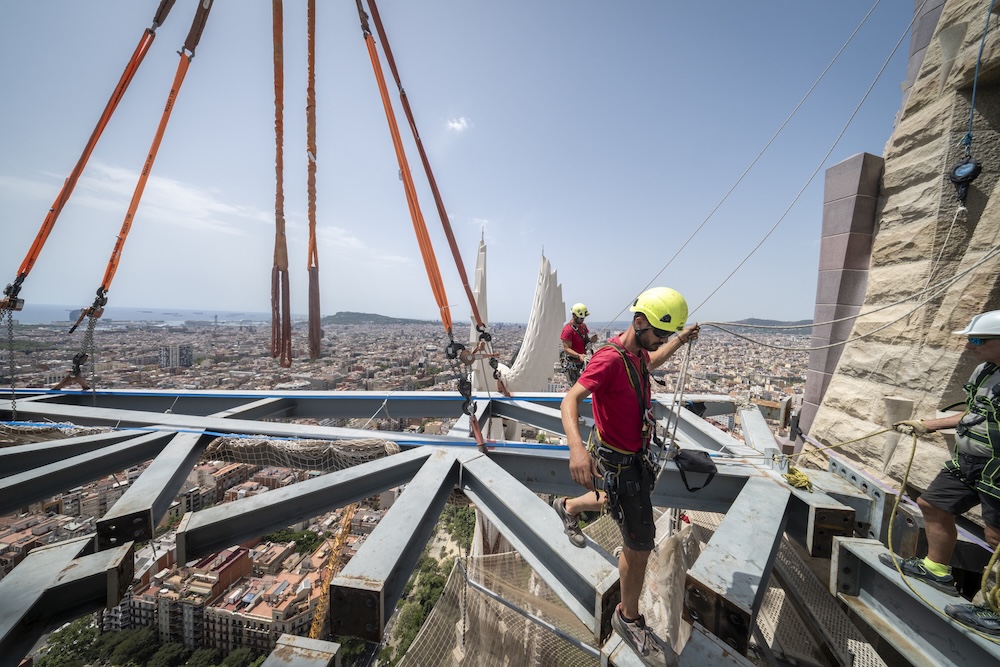 La grúa central de la Sagrada Familia inicia una nueva etapa tras completar el exterior de la torre de Jesucristo
