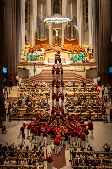 Els Nens del Vendrell celebren el seu centenari amb una actuació castellera a la Basílica de la Sagrada Família