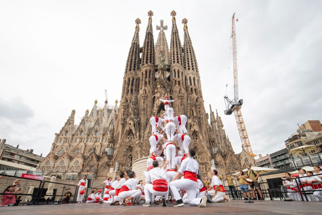 Los falcons, gegants y esbarts llenan de alegría el exterior de la Sagrada Familia