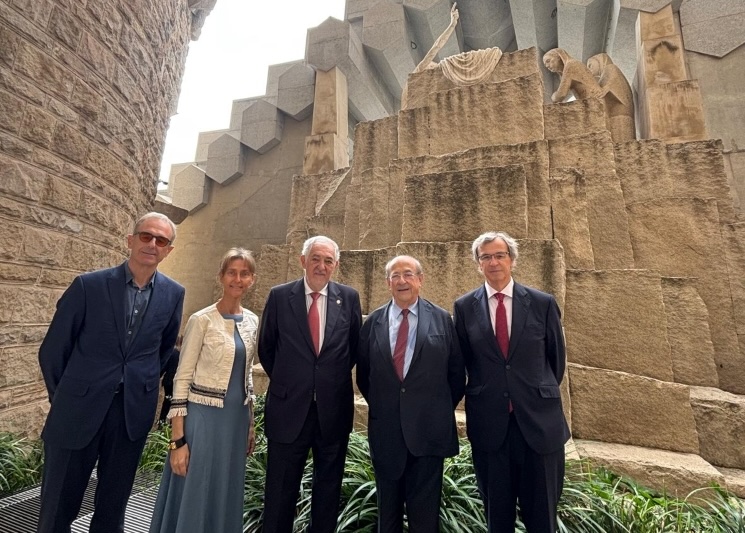 El presidente del Tribunal Constitucional visita la Sagrada Familia