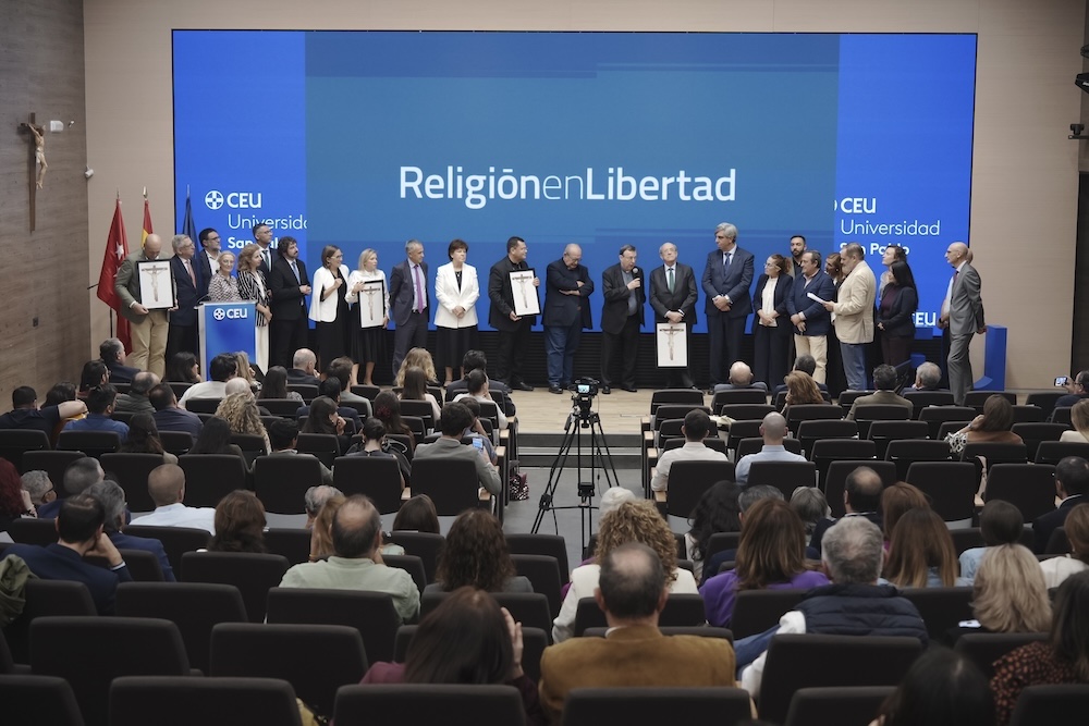 Esteve Camps y el P. Enric Puig, SJ, recogen el premio Religión en Libertad por su contribución a la organización del viaje apostólico del Papa León XIV